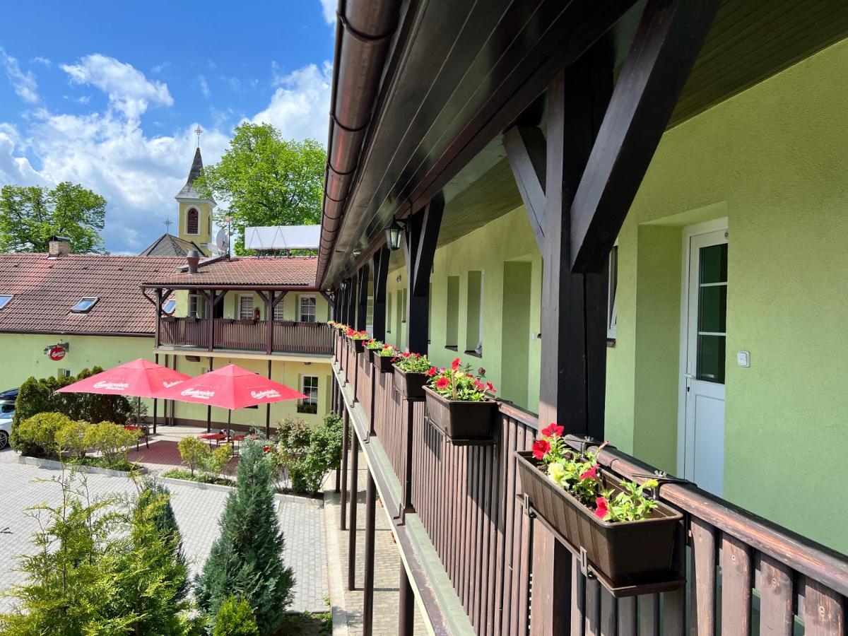 Hotel Marislav Cesnovice Exterior photo